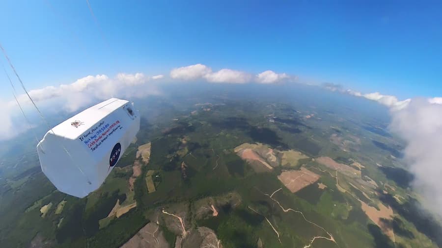 Descent. Payload visible as the balloon drops through the clouds. 