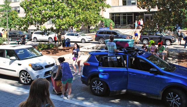 Students moving into campus