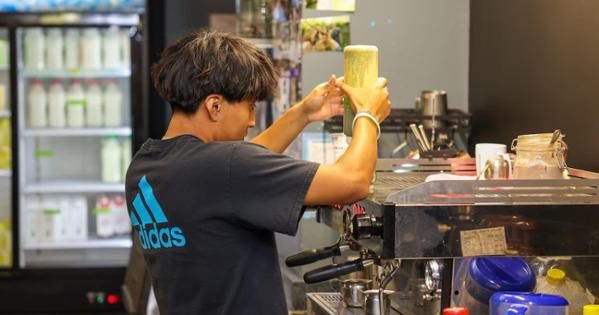 A Bridge barista works to complete an order. Photo by Ethan Kauffman.