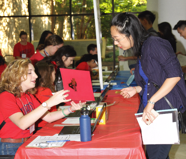 Student orientation leader helping international student.