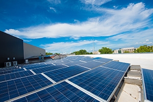 Solar panels on the roof of an 51Թ building. 